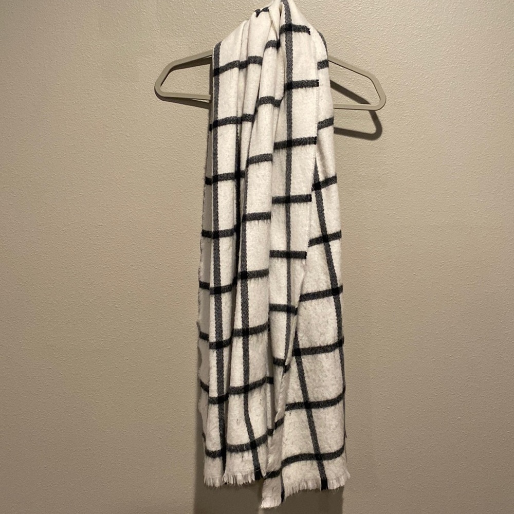 Evelyn K New York Scarf size: one size
